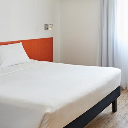 Hotel Ibis Styles Balneário Camboriú - 1 Quadra do Mar Esterno foto
