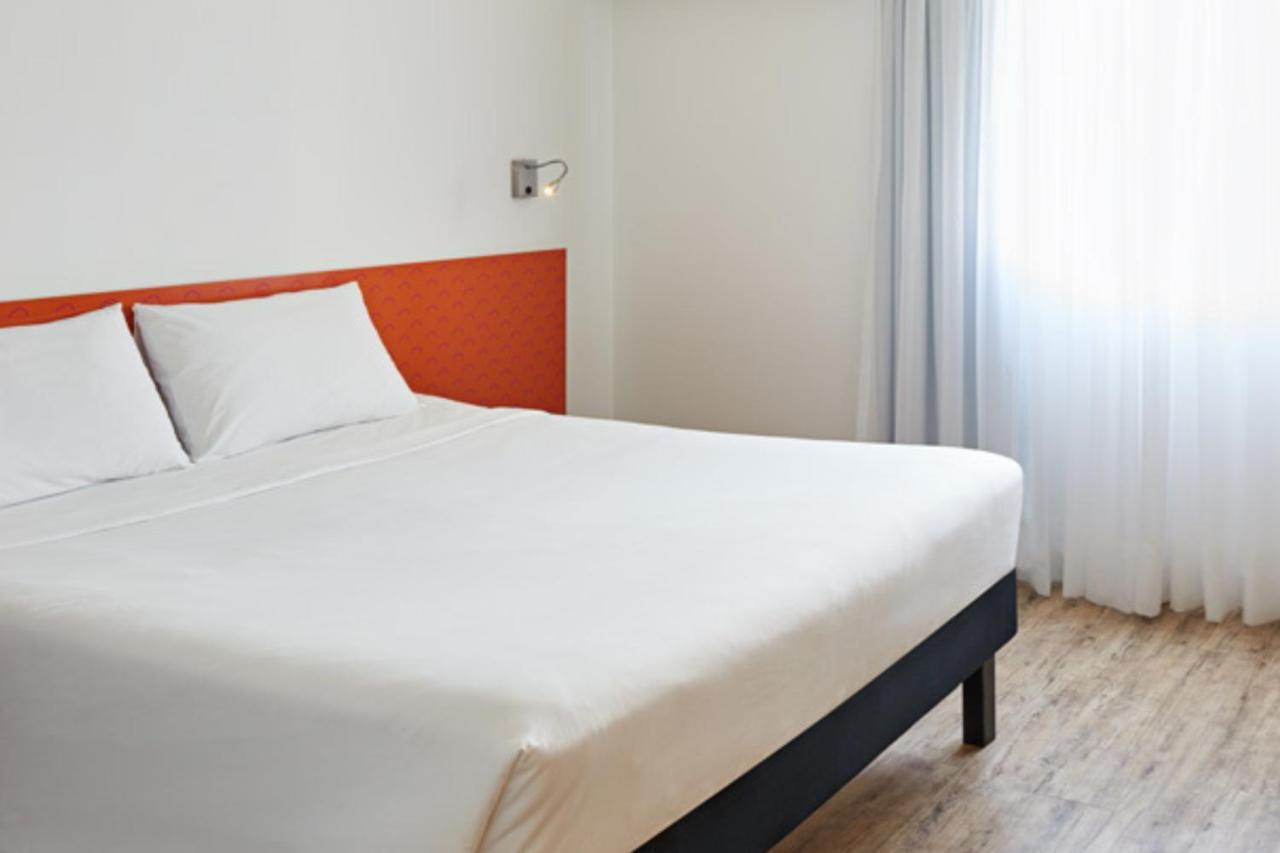 Hotel Ibis Styles Balneário Camboriú - 1 Quadra do Mar Esterno foto